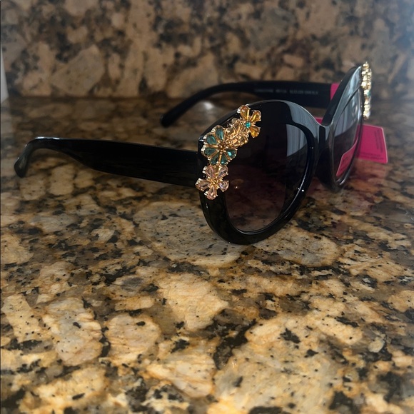 NWT Betsey Johnson Round Sunglasses main image 5
